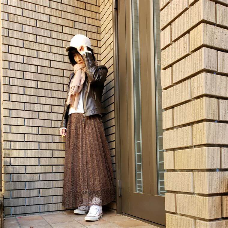 革ジャンにロングプリーツスカートで2020春の大人カジュアル│今日は何