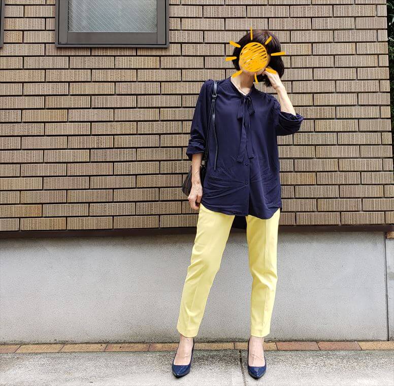 レモンイエローパンツにネイビーのとろみブラウスのお仕事スタイル 今日は何着る Workingアラカンのリアルコーデ